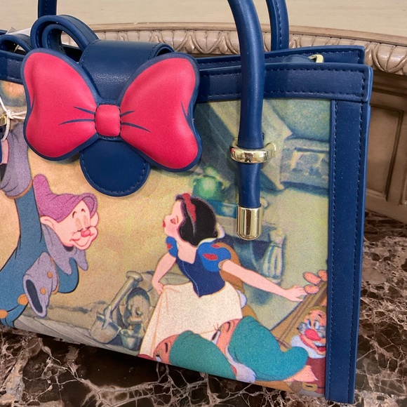 👛Disney Loungefly Snow White and the Seven Dwarfs Crossbody Bag - Picture 3 of 10